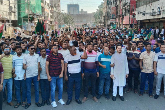 আওয়ামী লীগ কার্যালয়ের সামনে বিএনপির নেতাকর্মীদের অবস্থান