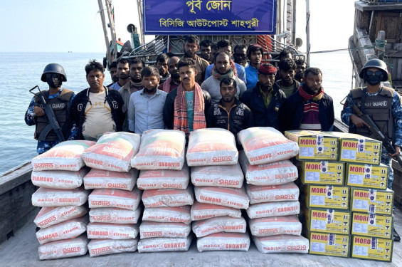 মিয়ানমারে সিমেন্ট-কয়েল পাচারকালে কোস্ট গার্ডের হাতে ধরা ২২