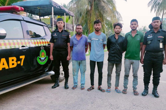 রপ্তানির পোশাক ডিপোতে জমা না দিয়ে চুরির চেষ্টা