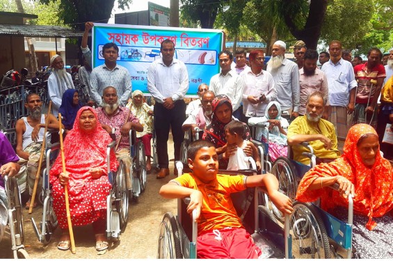 আত্রাইয়ে প্রতন্ধীদের মাঝে সহায়ক উপকরণ বিতরণ