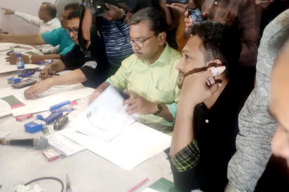 ৩ আসনে নৌকার প্রার্থী হতে মনোনয়ন জমা দিয়ে গেলেন সাকিব