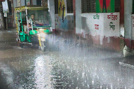 মধ্যরাতে রাজধানীতে হঠাৎ শিলাবৃষ্টি