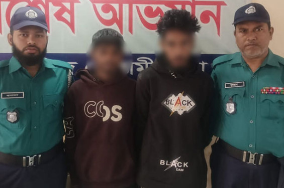 বায়েজিদে লুণ্ঠিত গার্মেন্টসপণ্য উদ্ধার, দুইজন গ্রেপ্তার