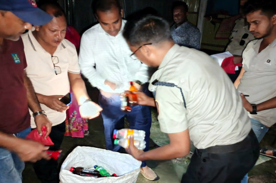 রাণীনগরে মাদকের আখড়ায় যৌথ অভিযানে ১৪০ বোতল চোলাই মদ উদ্ধার