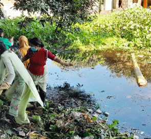 গাজীপুরে পরিত্যক্ত পুকুর পরিস্কার কার্যক্রমে বিডি ক্লিনের তিন শতাধিক সদস্য