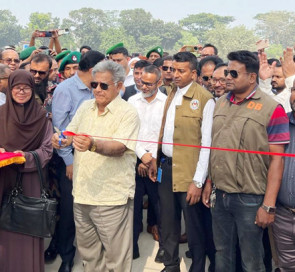 মাস্টার প্লান তৈরি করছি, যাত্রীদের আর কাকের মতো বাইরে বসতে হবে না: শ্রম উপদেষ্টা