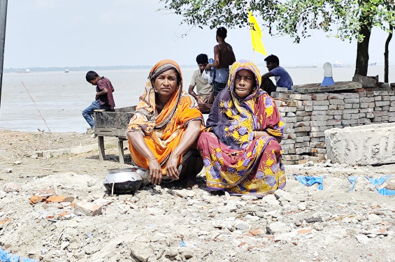 এক রাতেই বিলীন ঘরবাড়ি