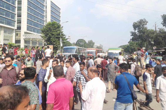 যথাযথ চিকিৎসার দাবিতে আগারগাঁওয়ে সড়ক অবরোধ