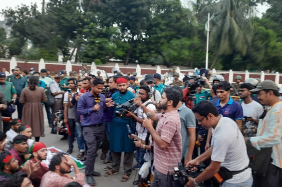 রাষ্ট্রপতির পদত্যাগে ২৪ ঘন্টার আল্টিমেটাম দিলো ছাত্র-জনতা