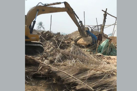 হরিণাকুণ্ডুতে গুঁড়িয়ে দেওয়া হলো ইটভাটার করাতকল