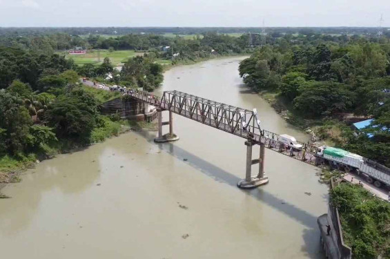 মুন্সিগঞ্জে ঝুঁকিপূর্ণ বেইলি ব্রিজে বাড়ছে জনদুর্ভোগ