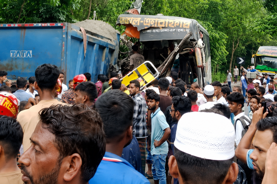 চাঁদপুরে বাস-ট্রাক সংঘর্ষে নিহত ৩