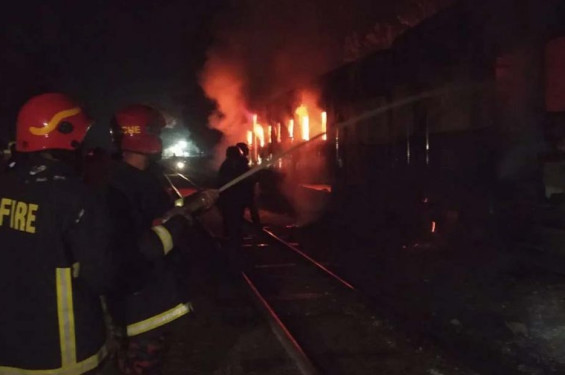 ১৫ ঘণ্টায় সারা দেশে ১১টি যানবাহনে আগুন