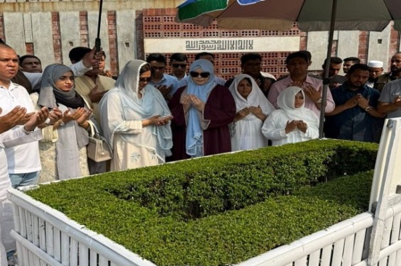 আরাফাত রহমান কোকো’র কবর জিয়ারত করলেন ডাঃ জুবাইদা রহমান