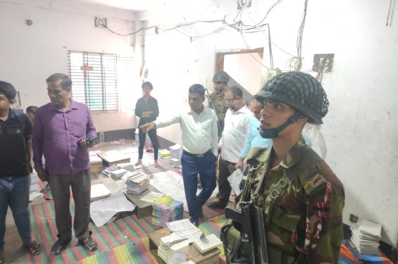 নাটোরের সিংড়ায় এনএসআইয়ের তথ্যের ভিত্তিতে নকল বই ছাপানোর কারখানায় যৌথ বাহিনীর অভিযান