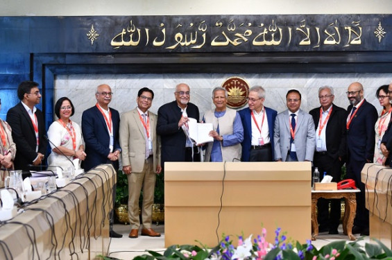 প্রধান উপদেষ্টার কাছে প্রতিবেদন জমা দিলো অর্থনীতি শ্বেতপত্র প্রণয়ন কমিটি
