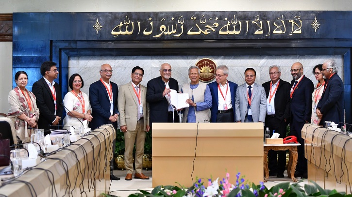 প্রধান উপদেষ্টার কাছে প্রতিবেদন জমা দিলো অর্থনীতি শ্বেতপত্র প্রণয়ন কমিটি