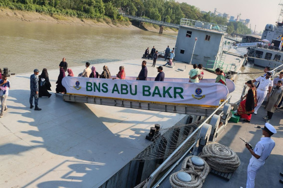বিজয় দিবসে মোংলায় নৌবাহিনীর যুদ্ধজাহাজ প্রদর্শনী