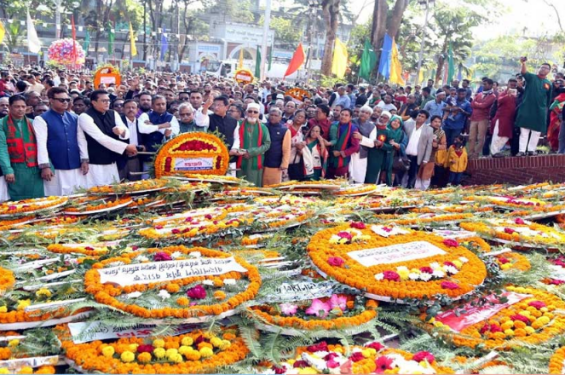 সর্বস্তরের মানুষের উপচেপড়া ভিড়, শ্রদ্ধার ফুলে ভরে গেছে শহীদ বেদি