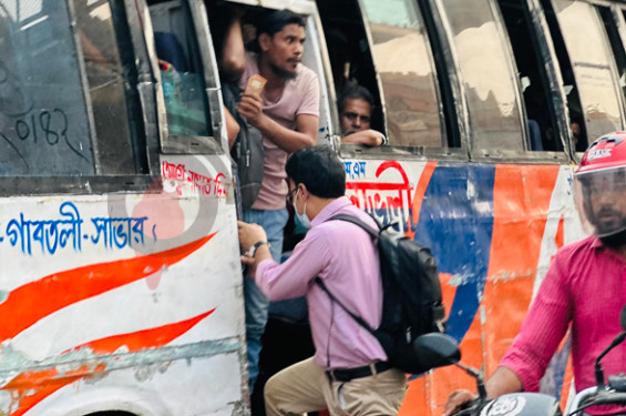 অবরোধে যানবাহন চলাচল বেড়েছে, আছে যাত্রী উপস্থিতিও
