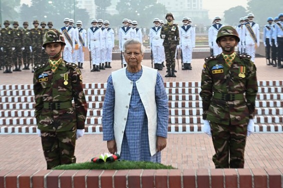 জাতীয় স্মৃতিসৌধে স্বাধীনতার বীর শহীদদের প্রতি প্রধান উপদেষ্টার শ্রদ্ধাঞ্জলি