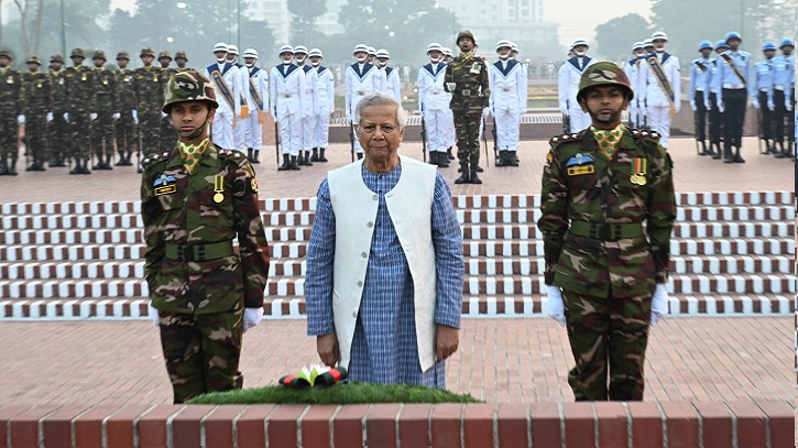 জাতীয় স্মৃতিসৌধে স্বাধীনতার বীর শহীদদের প্রতি প্রধান উপদেষ্টার শ্রদ্ধাঞ্জলি