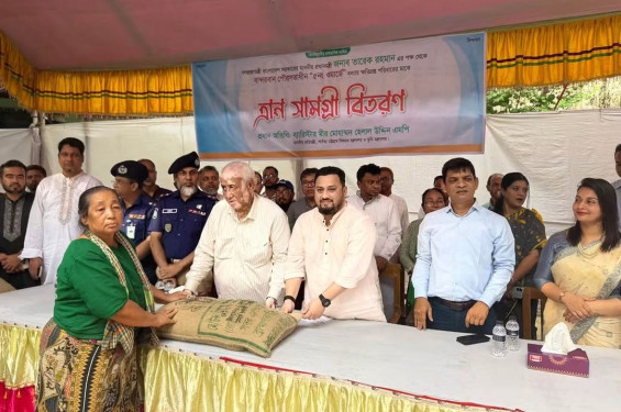 বন্যায় ক্ষতিগ্রস্ত মানুষের মাঝে ত্রাণ বিতরণ করলেন : পার্বত্য প্রতিমন্ত্রী