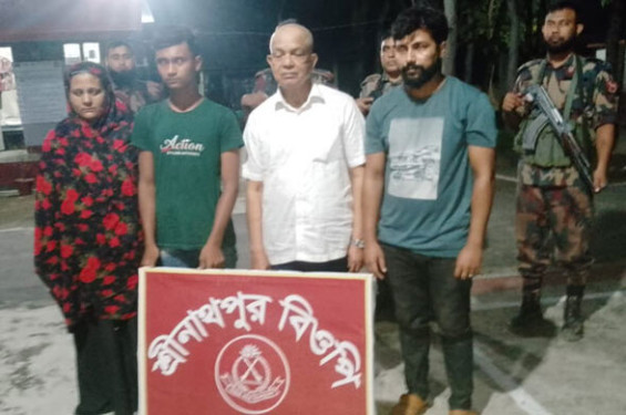 ভারতে পালানোর সময় সাবেক ভূমিমন্ত্রী আটক