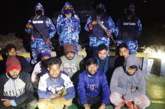 চাঁদপুরের মেঘনায় দুটি বাল্কহেডসহ আটক ৯