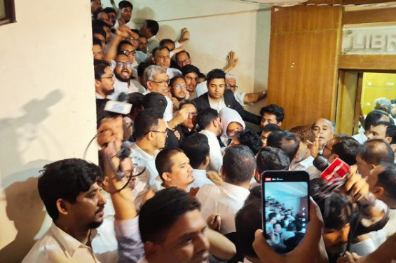 চট্টগ্রাম আইনজীবী সমিতি নির্বাচনের ফরম সংগ্রহ ঘিরে উত্তেজনা!