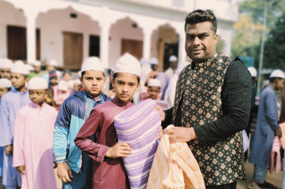 কালীগঞ্জে মাদ্রাসা শিক্ষার্থীদের মাঝে শীতবস্ত্র দিলেন সাংবাদিক শিপলু জামান