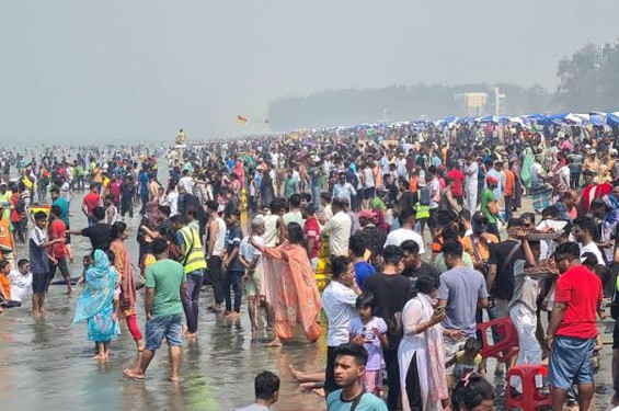 কক্সবাজার পর্যটন নগরীতে পর্যটকদের ঢল