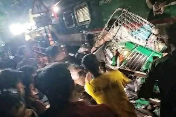 কালুরঘাট ব্রিজে ট্রেনের ধাক্কায় দুমড়ে-মুচড়ে গেছে গাড়ি, নিহত ৩