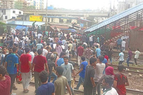 আন্দোলনকারী ও ছাত্রলীগের ধাওয়া-পাল্টাধাওয়া, ককটেল বিস্ফোরণ
