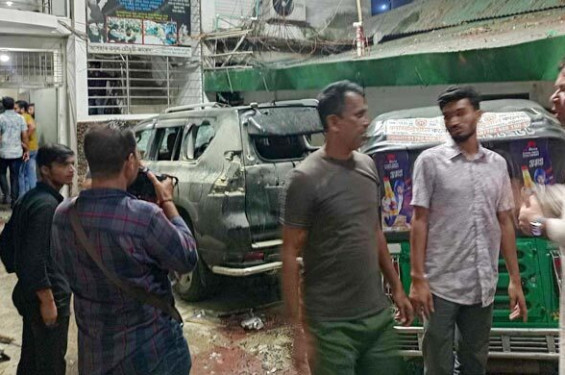 চট্টগ্রামে শিক্ষামন্ত্রীর বাসভবনে হামলা, গাড়ি ভাঙচুর