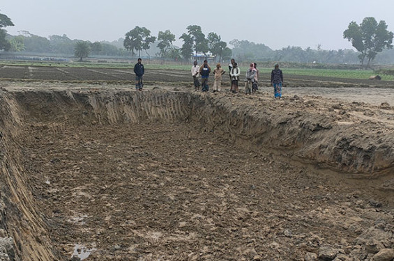 চান্দিনায় রাতের আধারে ফসলী জমির মাটি কেটে পুকুর খনন