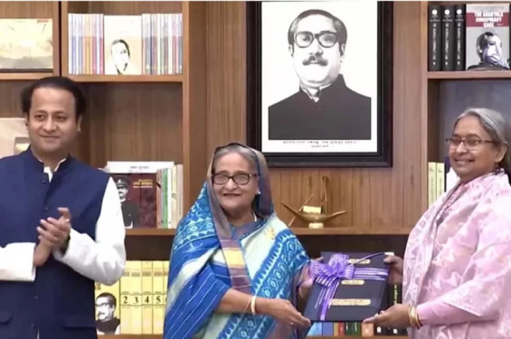 প্রধানমন্ত্রীর কাছে এইচএসসির ফল হস্তান্তর