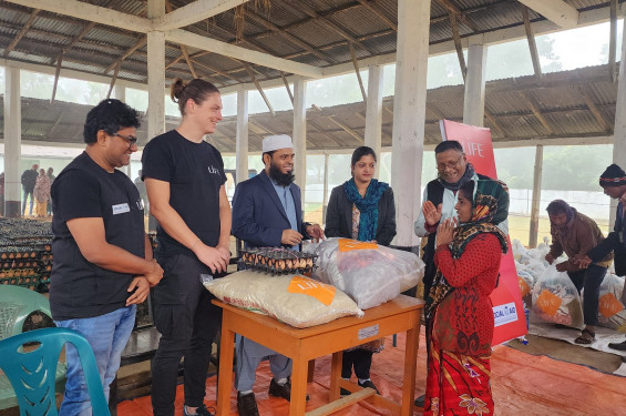 মৌলভীবাজারে চা শ্রমিকদের মধ্যে খাদ্য সামগ্রী বিতরণ