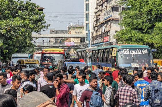 স্বতন্ত্র বিশ্ববিদ্যালয়ের দাবিতে নীলক্ষেত-সাইন্সল্যাব মোড়ে ৭ কলেজের শিক্ষার্থীদের বিক্ষোভ