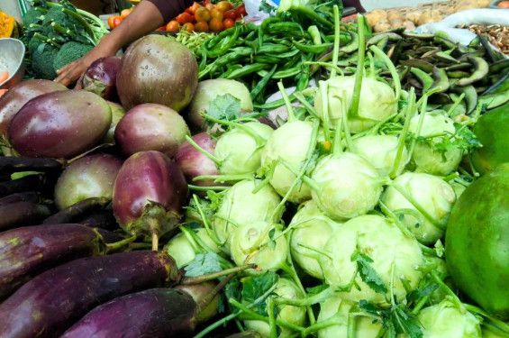 শীত শেষ হওয়ার আগেই চড়া সবজির বাজার