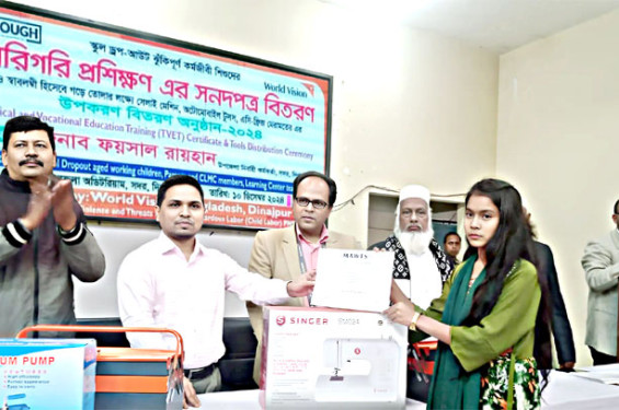 শিশুদের কারিগারি প্রশিক্ষণ শেষে উপকরণ ও সনদ বিতরণ করলেন সদর ইউএনও