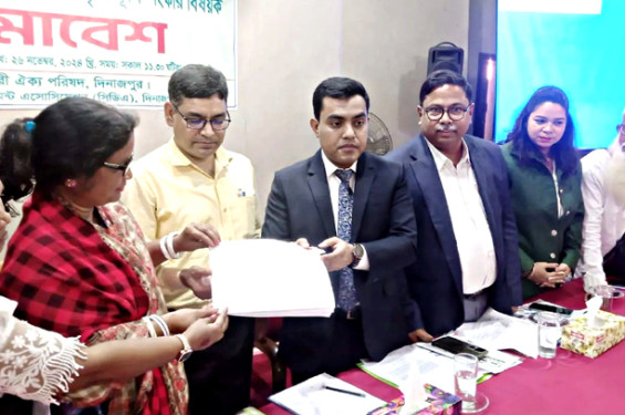 দিনাজপুর পৌর মেয়রের বিরুদ্ধে বিভিন্ন অভিযোগ এনে সাবেক কাউন্সিলরদের মানববন্ধন