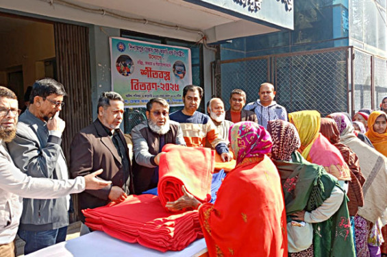 দিনাজপুরে শীতার্তদের মাঝে চেম্বার অব কমার্স এন্ড ইন্ডাস্ট্রি’র শীতবস্ত্র বিতরণ