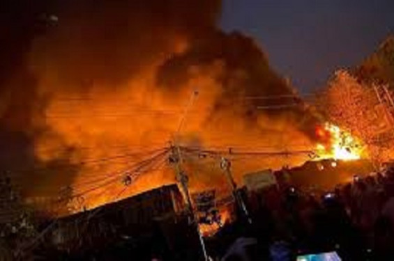 খিলগাঁওয়ে কেমিক্যাল ড্রাম বিস্ফোরণে ছড়ায় আগুন, পুড়ে ছাই ২০ দোকান