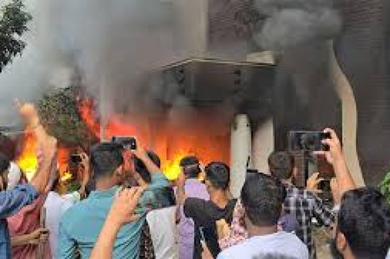 ব্যাপক ভাঙচুরের পর ধানমন্ডি ৩২ নম্বর বাড়িতে আগুন