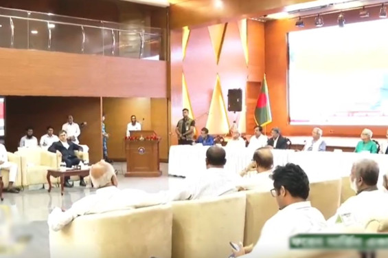রাজনৈতিক দলগুলোর সঙ্গে বৈঠকে প্রধান উপদেষ্টা