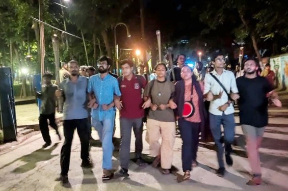 এবার ঢাবিতে মশাল মিছিলে উত্তেজনা, শিক্ষার্থীদের ‘ভুয়া ভুয়া’ দুয়োধ্বনি