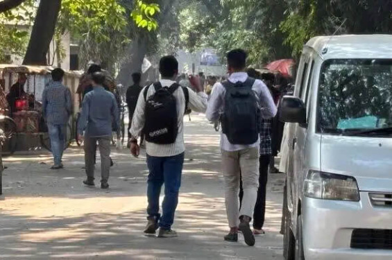 হল ছাড়তে শুরু করেছেন ঢাবি শিক্ষার্থীরা