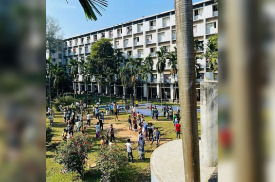 ভূমিকম্পে আতঙ্কে হলের বাইরে ঢাবি শিক্ষার্থীরা