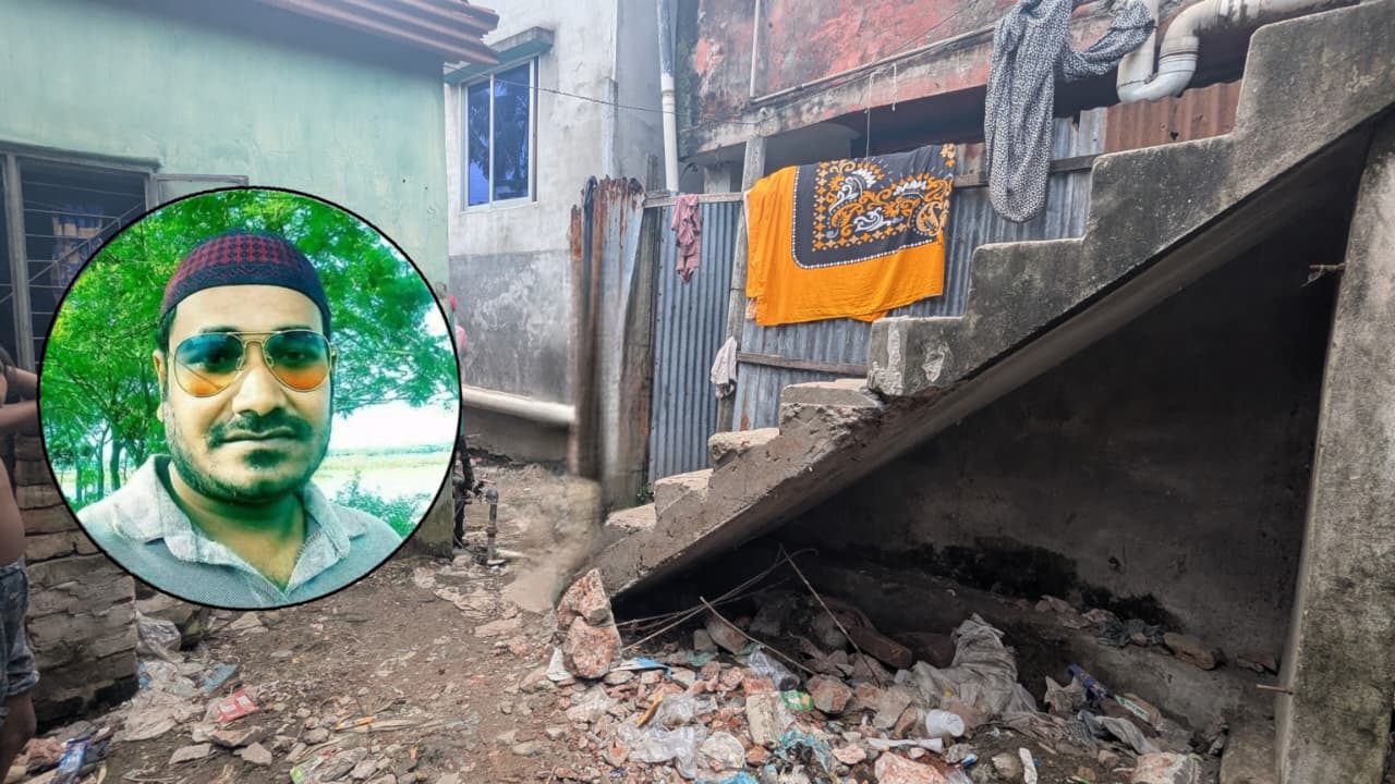চার ফুট রাস্তা নিয়ে আ'লীগ নেতার বাঁধা, মানুষ চলাচলে প্রতিবন্ধকতা